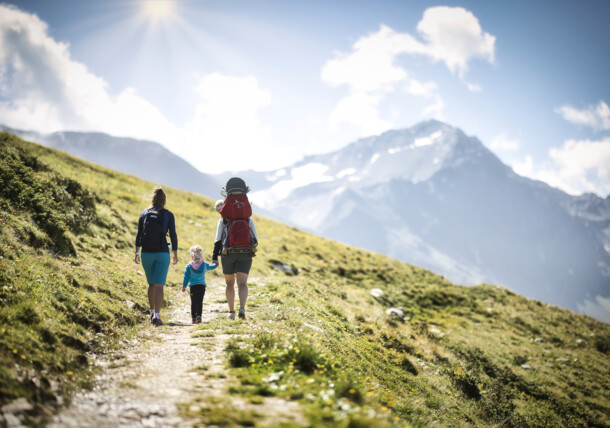     Familie Galzig beim Wandern in St. Anton am Arlberg / St. Anton am Arlberg